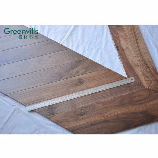 Pisos de madeira em parquet antigo com padrão Chevron em carvalho francês